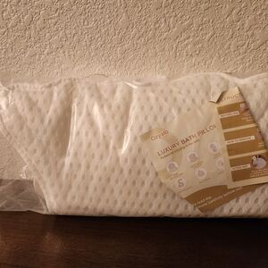 White Luxury Bath Pillow, Ozyalo